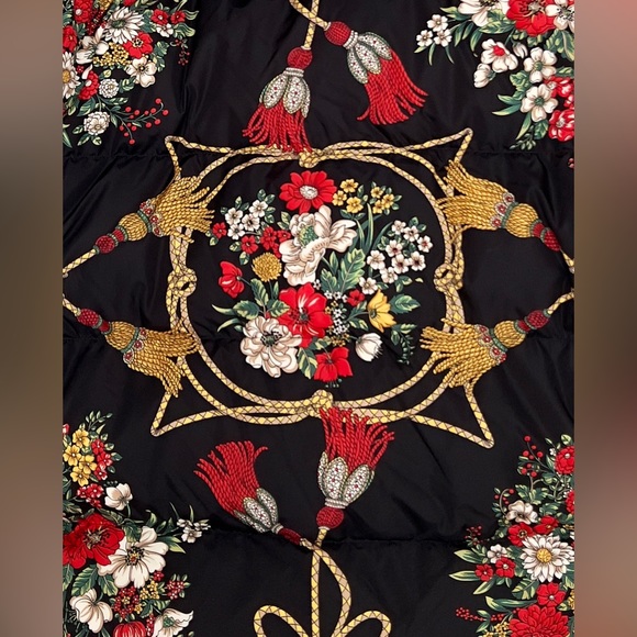 GUCCI Padded Cape Coat With Flowers And Tassels Size 4 US - Picture 10 of 11